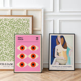 Plakater i stue med Bauhaus-design og Vilhelm Lundstrøm kunst.