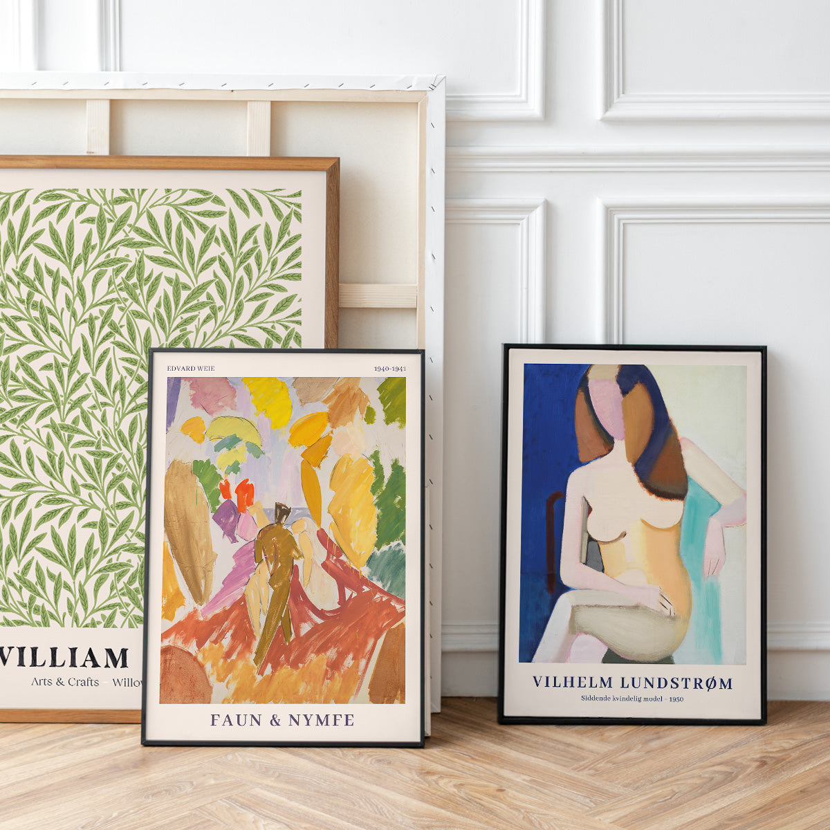 Plakater af Edward Burne-Jones "Faun og Nymfe" og Vilhelm Lundstrøm, opstillet mod en væg i en stue.