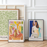 Plakater af Edward Burne-Jones "Faun og Nymfe" og Vilhelm Lundstrøm, opstillet mod en væg i en stue.