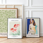 Plakater i rammer, herunder "Two Red Goldfish" af Ohara Koson og en kunstplakat af Vilhelm Lundstrøm, opstillet mod en hvid væg.