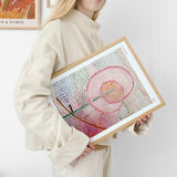 Paul Klee Blossoming plakat under armen på ung kvinde