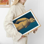 Plakat af Vilhelm Lunds med motiv af en liggende nøgen figur, holdt af en person i lyse tøj.