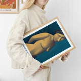 Plakat af Vilhelm Lunds med motiv af en liggende nøgen figur, holdt af en person i lyse tøj.