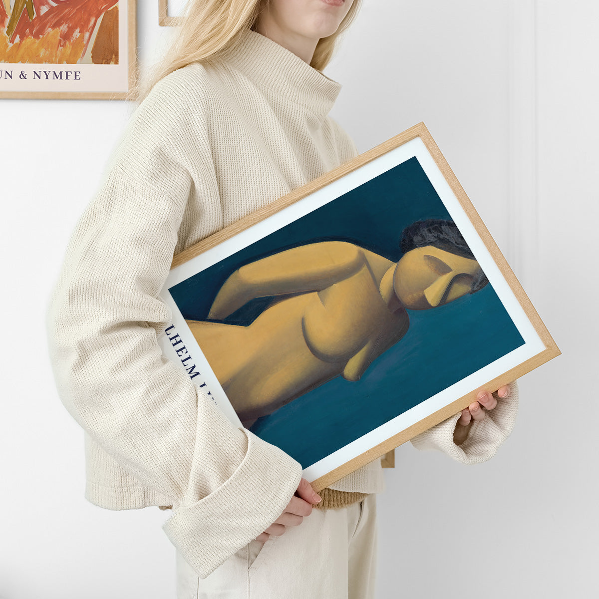 Plakat af Vilhelm Lunds med motiv af en liggende nøgen figur, holdt af en person i lyse tøj.