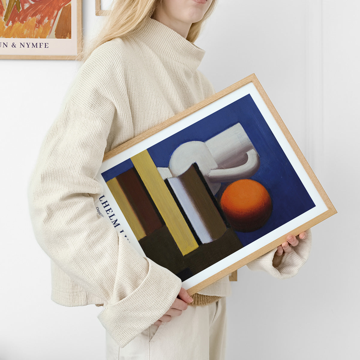 Plakat af Vilhelm Lundstrøm med et stillebenmotiv, der viser en kande, en kop og en appelsin mod en blå baggrund.