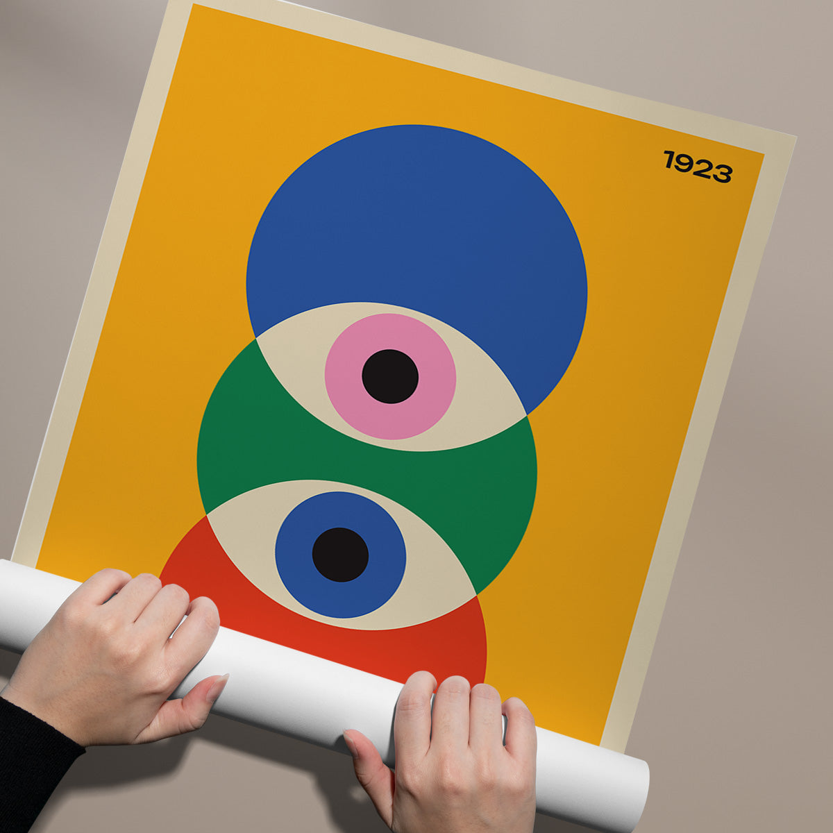 Plakat med geometrisk design i Bauhaus-stil, viser tre overlappende cirkler i blå, grøn og pink på gul baggrund, med årstallet 1923 i hjørnet.