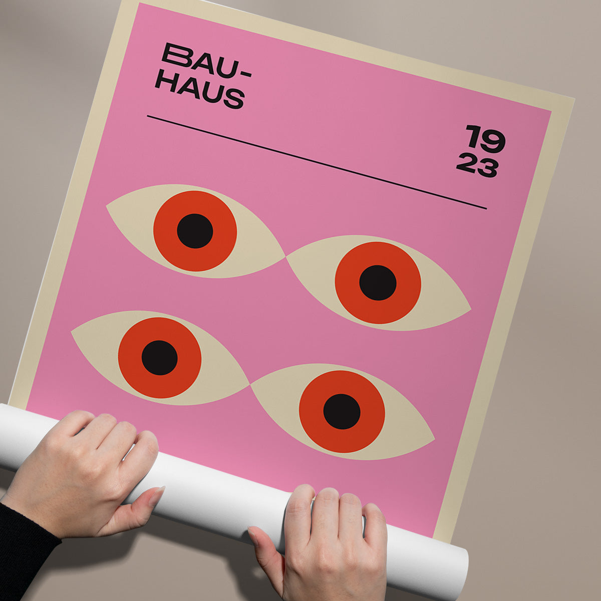 Bauhaus plakat med fire stiliserede øjne på en lyserød baggrund, årstal 1923.