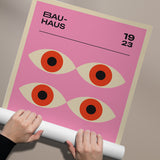 Bauhaus plakat med fire stiliserede øjne på en lyserød baggrund, årstal 1923.