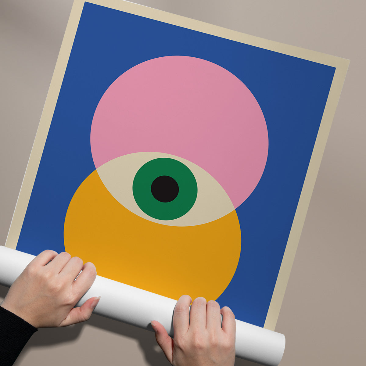Plakat med geometrisk design i Bauhaus-stil, featuring en lyserød og en gul cirkel med et grønt øje i midten, mod en blå baggrund.