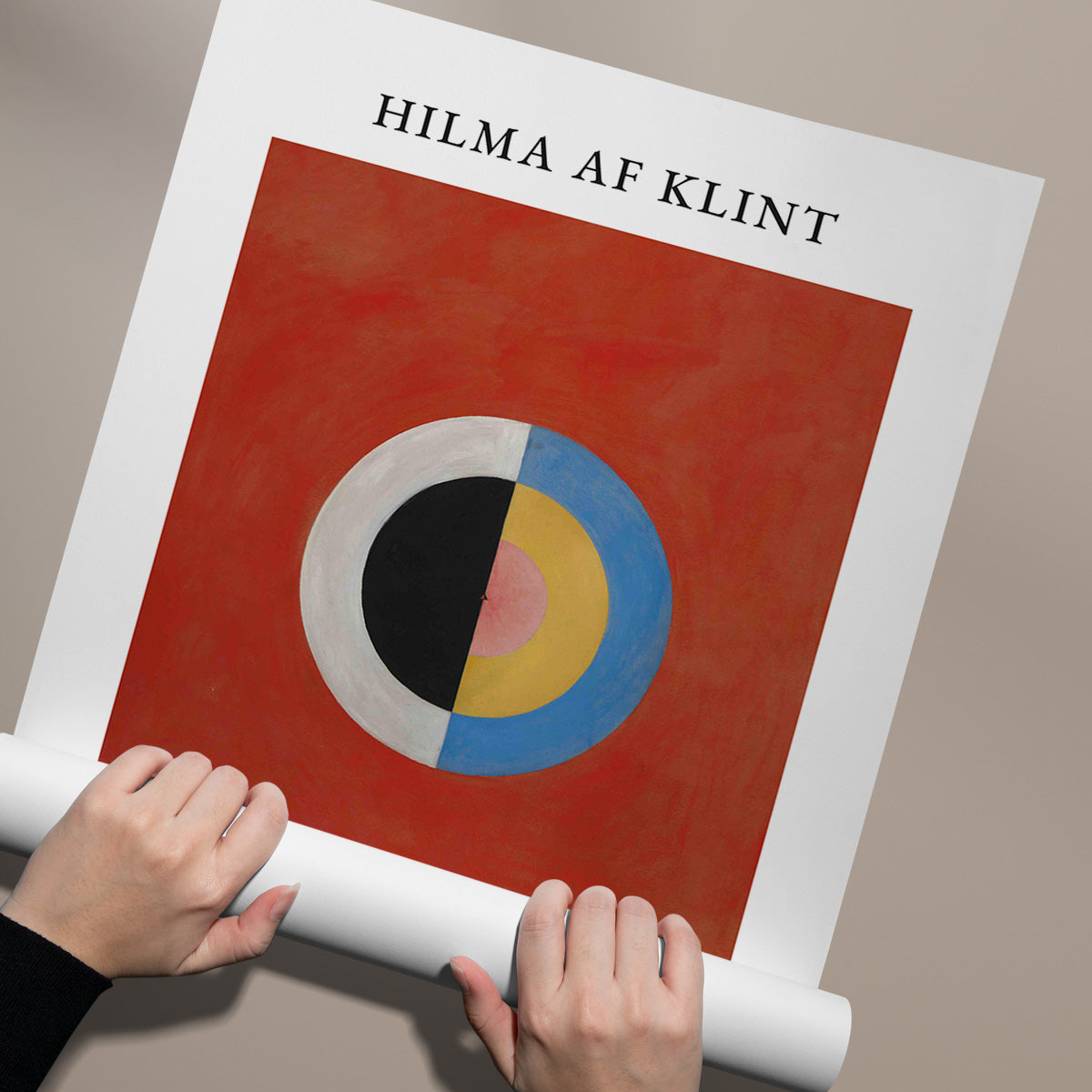 Plakat af Hilma af Klint med abstrakt cirkulært design på rød baggrund.