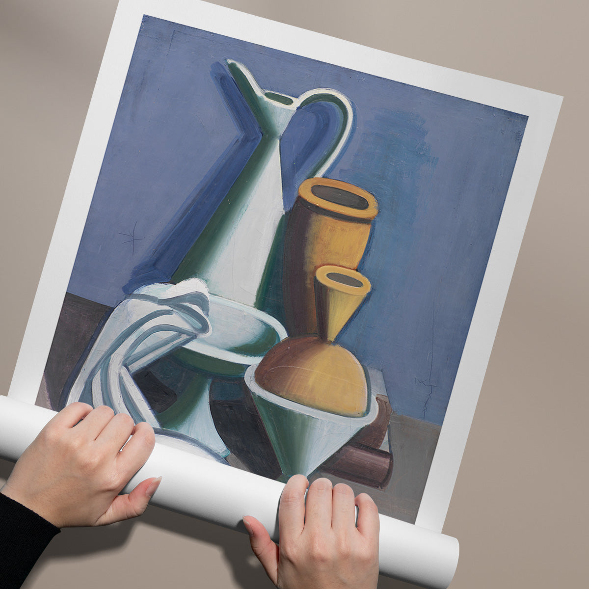 Plakat med et stilleben-maleri, der viser en kande og skåle i blå og brune nuancer.