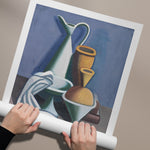 Plakat med et stilleben-maleri, der viser en kande og skåle i blå og brune nuancer.