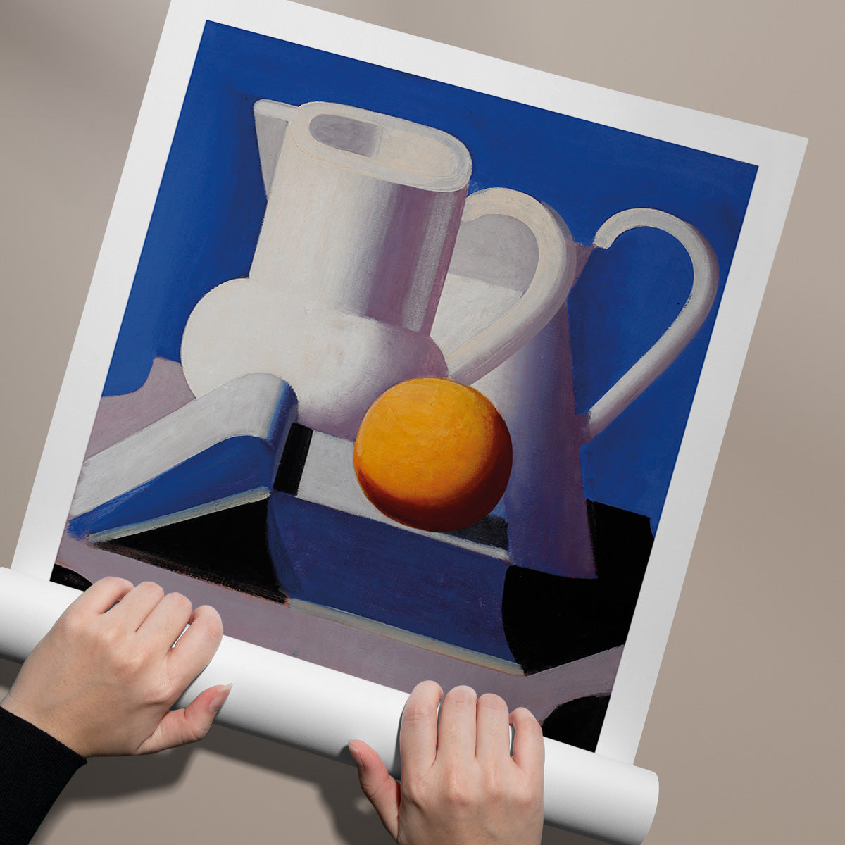 Plakat med et moderne stilleben af en kande og en appelsin på en bog, designet af Vilhelm Lundstrøm.