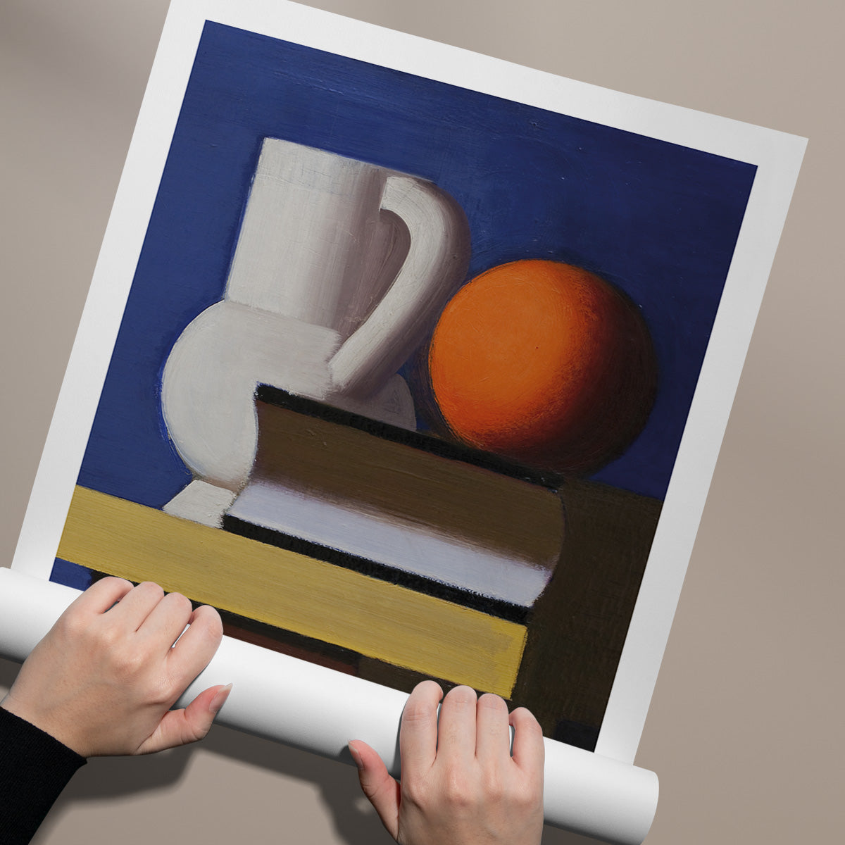 Plakat med et stilleben af en hvid kande, en orange kugle og en bog mod en blå baggrund, designet af Vilhelm Lundstrøm.