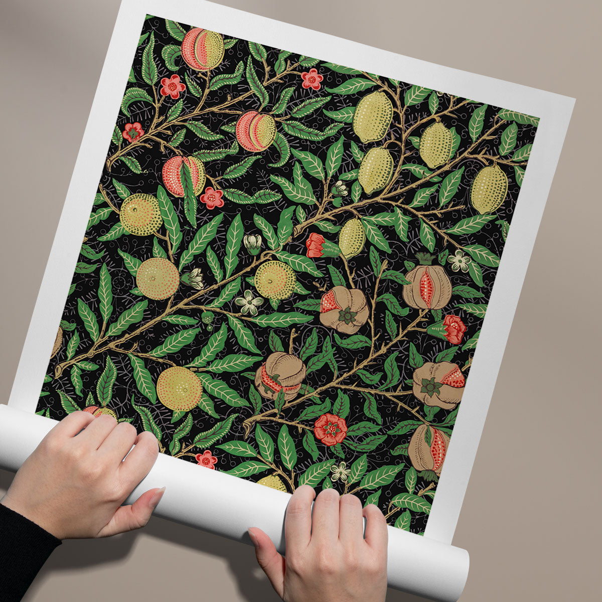 Plakat med botanisk mønster af William Morris, der viser frugter og blade på en mørk baggrund.