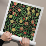 Plakat med botanisk mønster af William Morris, der viser frugter og blade på en mørk baggrund.