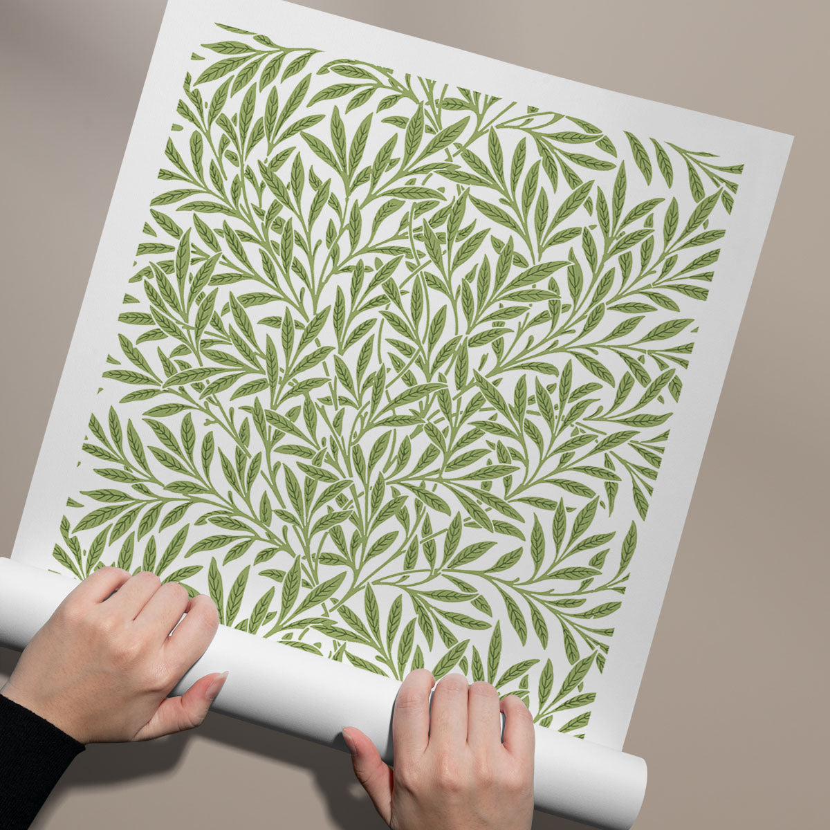 Plakat med et grønt bladmønster af William Morris, rullet ud på en neutral baggrund.