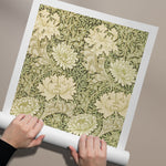 William Morris plakat med blomstermønster, rullet ud på en neutral baggrund.