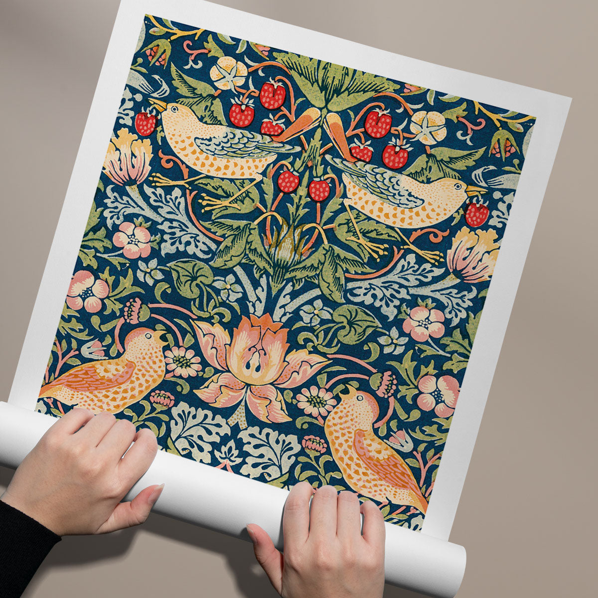 William Morris plakat med et detaljeret blomstermønster og fugle i varme farver.