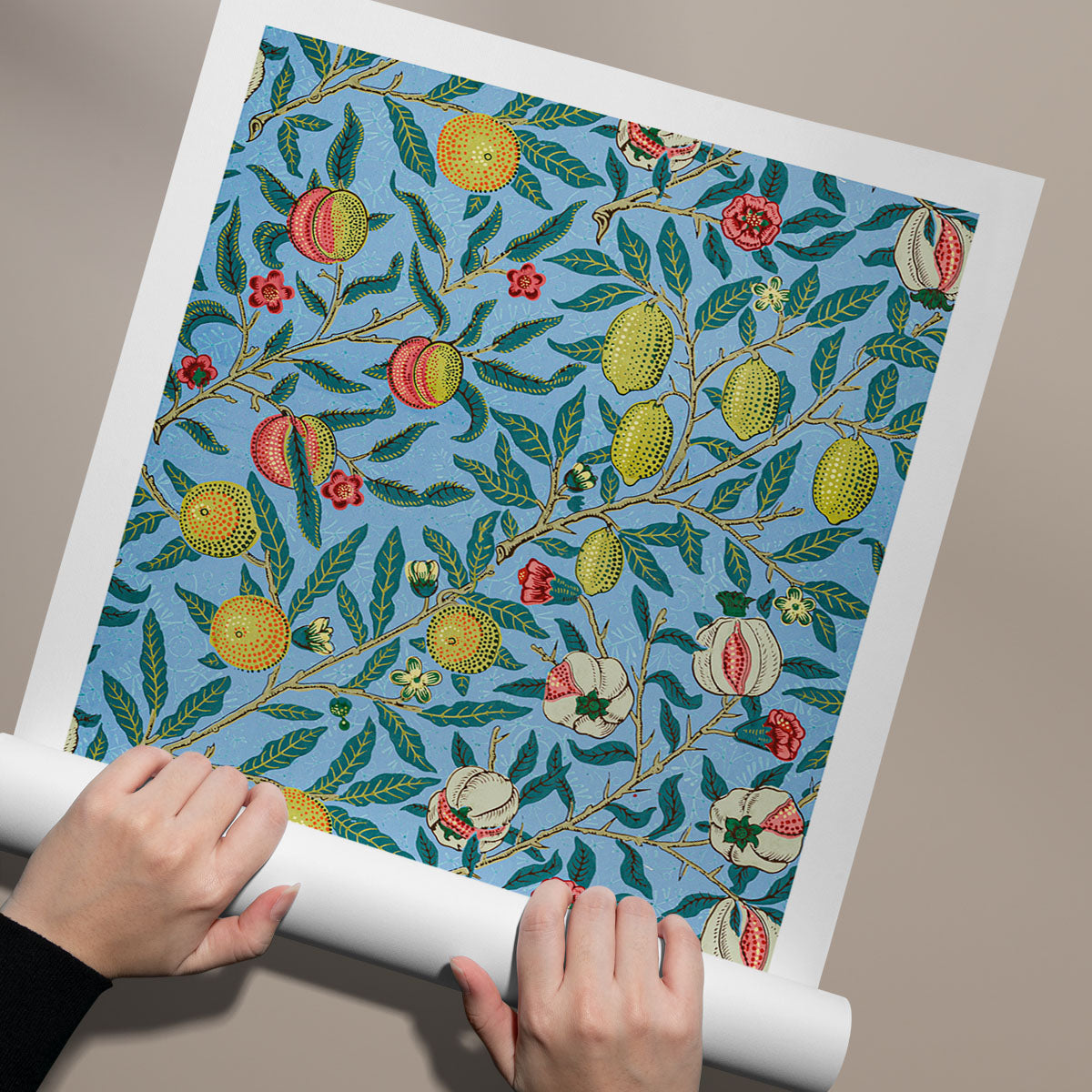 Plakat med botanisk mønster af frugter og blade på blå baggrund, designet af William Morris.