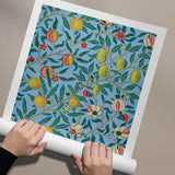 Plakat med botanisk mønster af frugter og blade på blå baggrund, designet af William Morris.