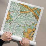 Plakat med botanisk mønster af William Morris, der viser detaljerede blade og blomster i grønne og gyldne nuancer.