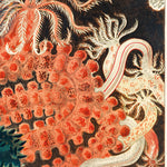 Abstrakt kunstplakat med organiske former i røde og hvide nuancer mod en mørk baggrund.