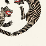 Illustration af to stiliserede tigre i sort og hvid med røde detaljer, der danner en cirkulær komposition.