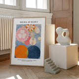 Kunstplakat Hilma af Klint No2 Childhood på gulv i stue