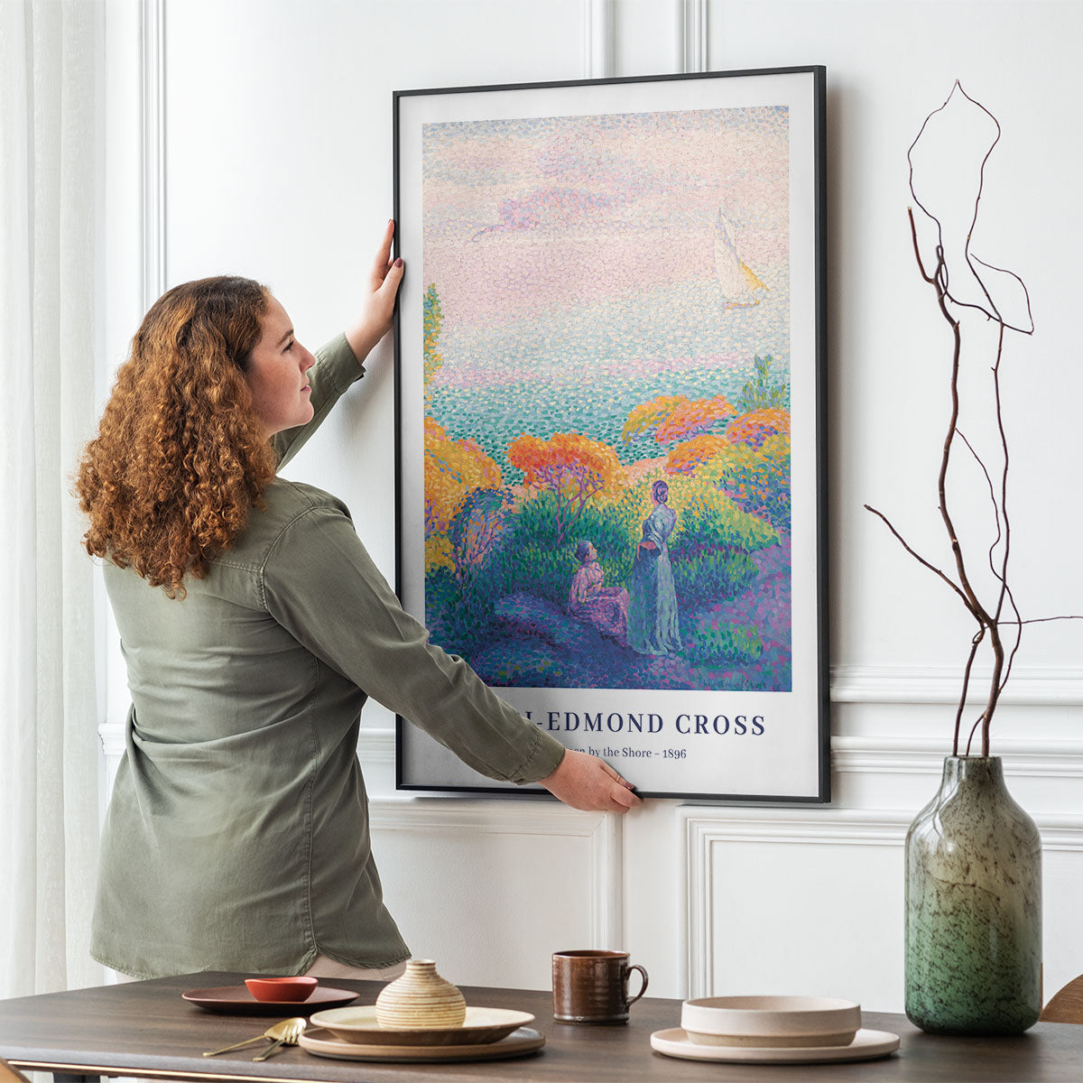 Plakat af maleriet Two Women by the Shore i sort ramme på væg i stue