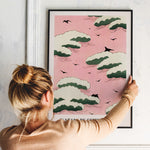 Kvinde sætter Watanabe Seitei Pink Sky plakat op på væg