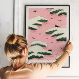 Kvinde sætter Watanabe Seitei Pink Sky plakat op på væg