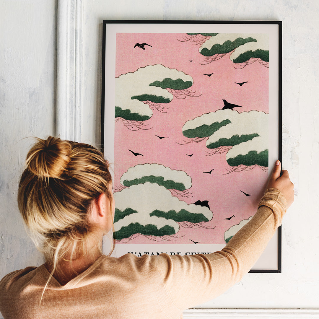 Kvinde sætter Watanabe Seitei Pink Sky plakat op på væg