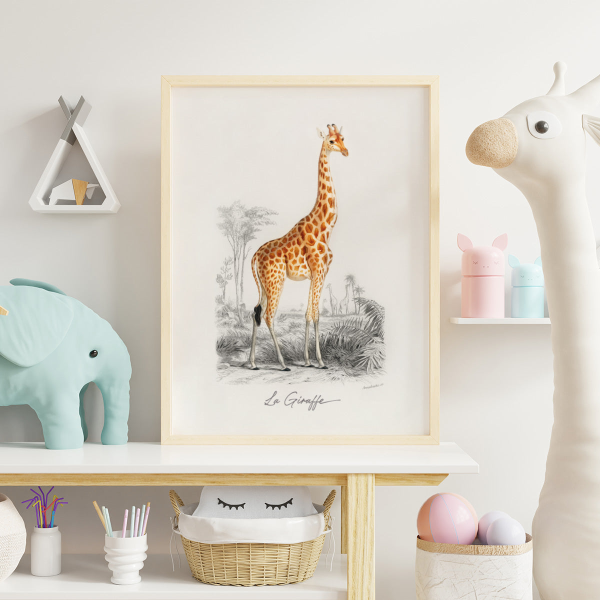 Plakat med en illustration af en giraf, designet til børneværelset.