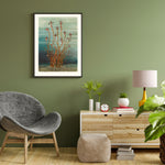 Plakat med havgræsser i en stueindretning, der viser en moderne stol, skænk og planter mod en grøn væg.
