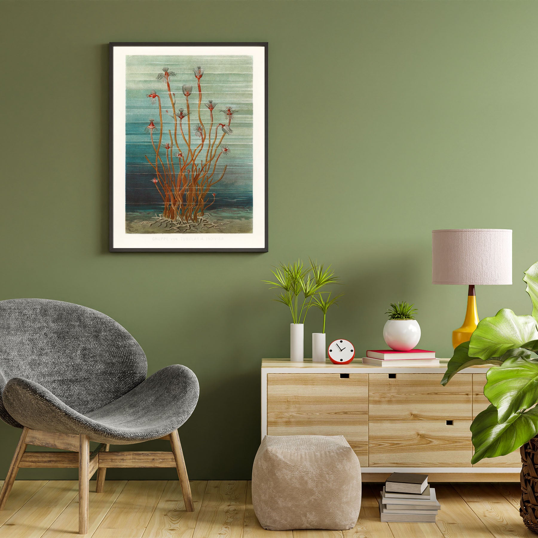 Plakat med havgræsser i en stueindretning, der viser en moderne stol, skænk og planter mod en grøn væg.