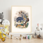 Plakat med vilde dyr til børneværelse, illustreret med forskellige dyr som løve, tiger og elefant, placeret i en ramme i et børneværelse.