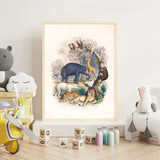 Plakat med vilde dyr til børneværelse, illustreret med forskellige dyr som løve, tiger og elefant, placeret i en ramme i et børneværelse.