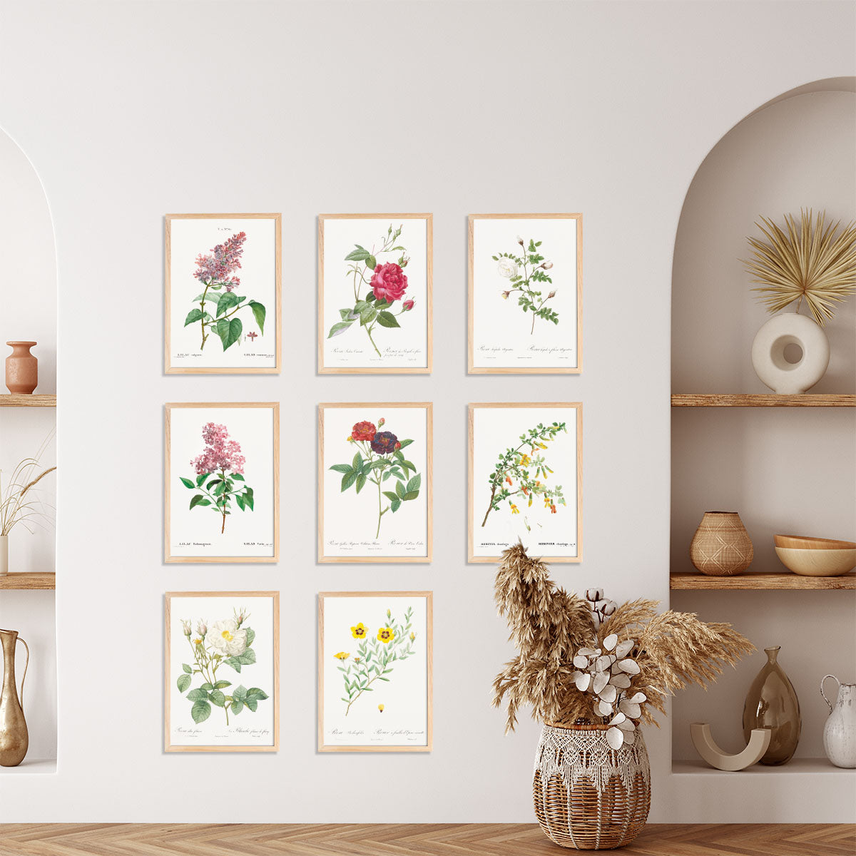 Vægbillede med ni botaniske plakater i trærammer, der viser forskellige blomsterillustrationer, hængt op i en lys stue med dekorative elementer.