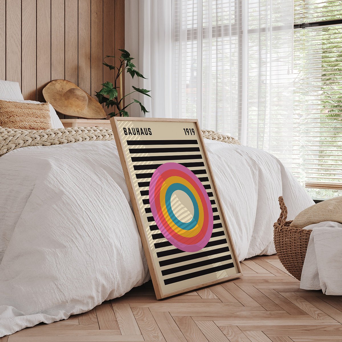Bauhaus plakat i soveværelse med gulvlampe, moderne design og geometriske former, ideel til stilfuld indretning.