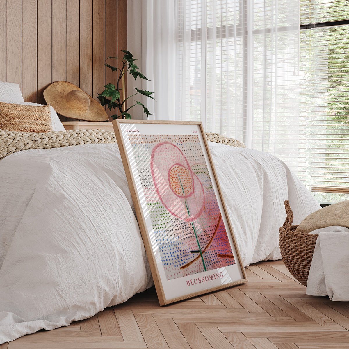 Paul Klee Blossoming plakat i træramme på gulvet i soveværelse.