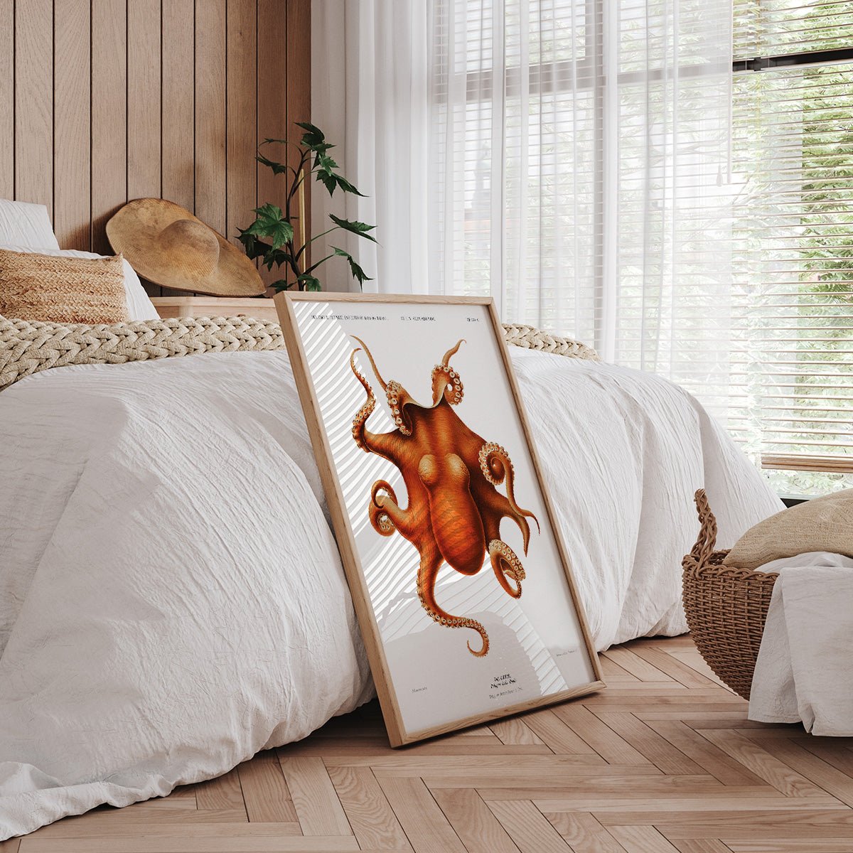 Vintage Cephalopod plakat med blæksprutte i egetræsramme på gulvet i et lyst soveværelse.