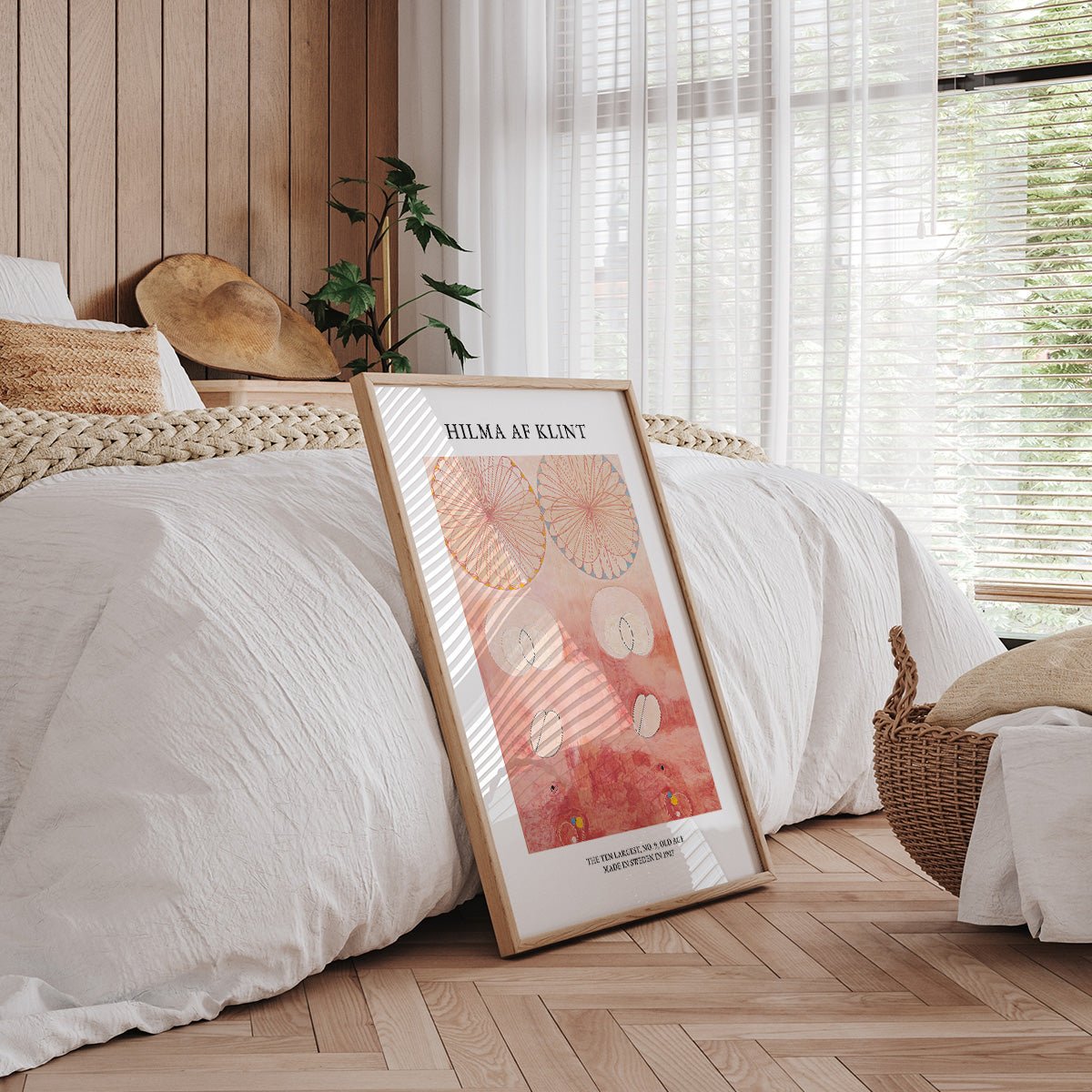 Plakat af Hilma af Klints værk "The Ten Largest, Old Age No.9" med abstrakte former og farver i soveværelse.