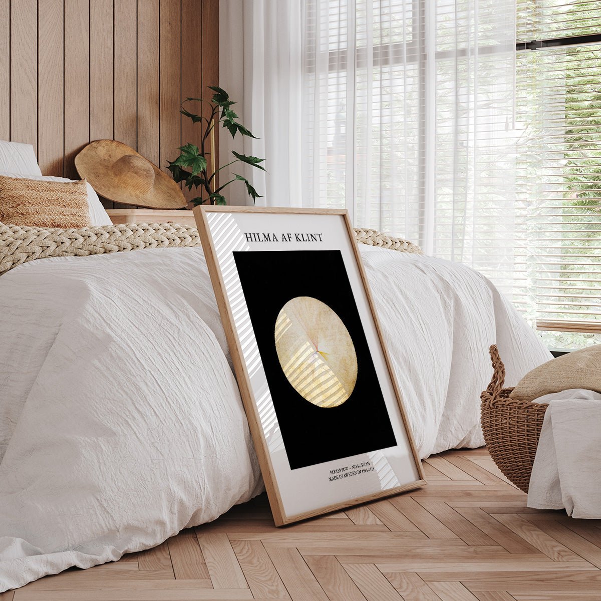 Hilma af Klint plakat med abstrakt design, placeret i et moderne soveværelse med træpaneler og naturligt lys.