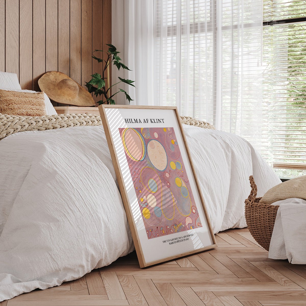 Plakat af Hilma af Klints værk "The Ten Largest, Adulthood No. 8" med abstrakte former og farver i et soveværelse.