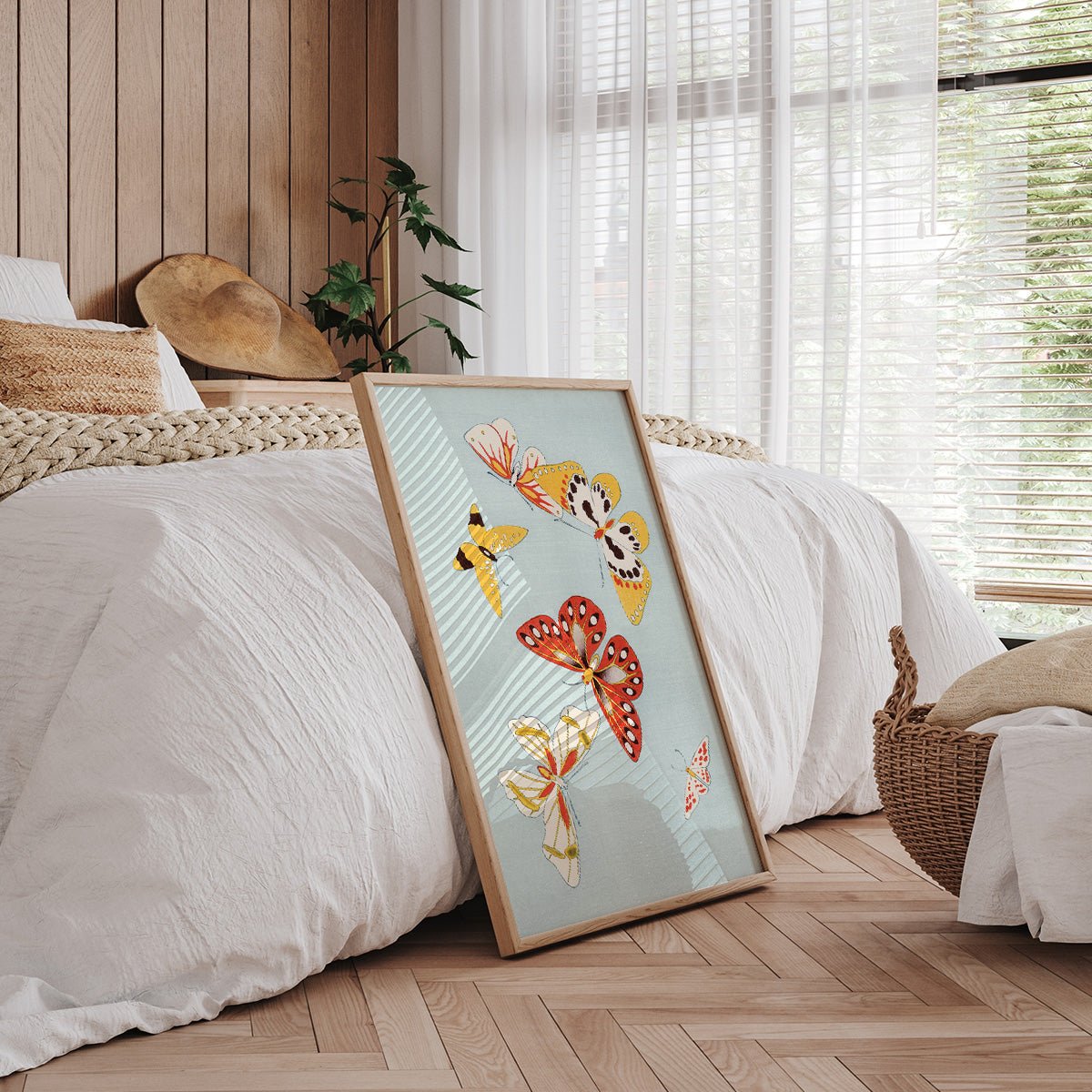 Plakat med Kamisaka Sekka design i et stilfuldt soveværelse, der fremhæver japansk æstetik og moderne indretning.
