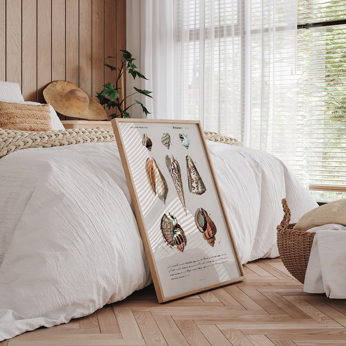 Plakat med kunstnerisk design af mollusker i et stilfuldt soveværelse, der tilføjer et moderne touch til indretningen.