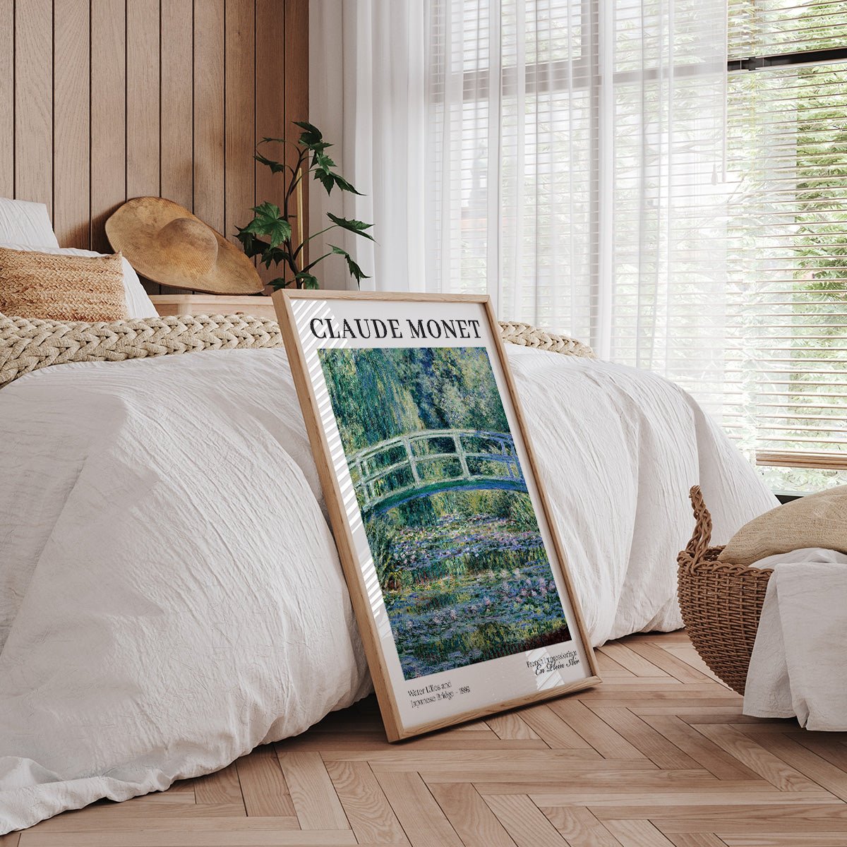 Claude Monet Water Lilies plakat i soveværelse indretning med træramme.