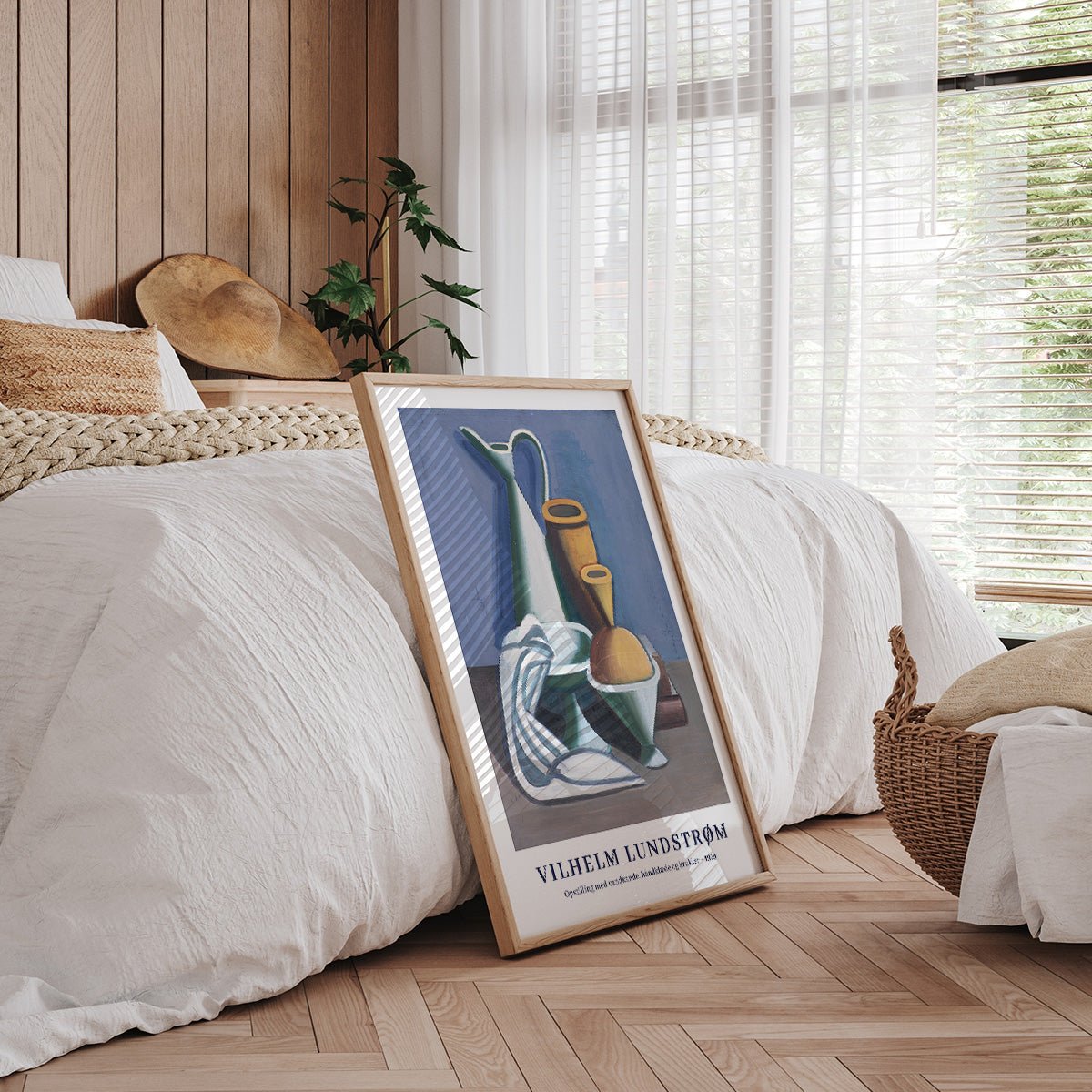 Plakat af Vilhelm Lundstrøm med et stillebenmotiv, placeret i et moderne soveværelse med træpaneler og naturligt lys.