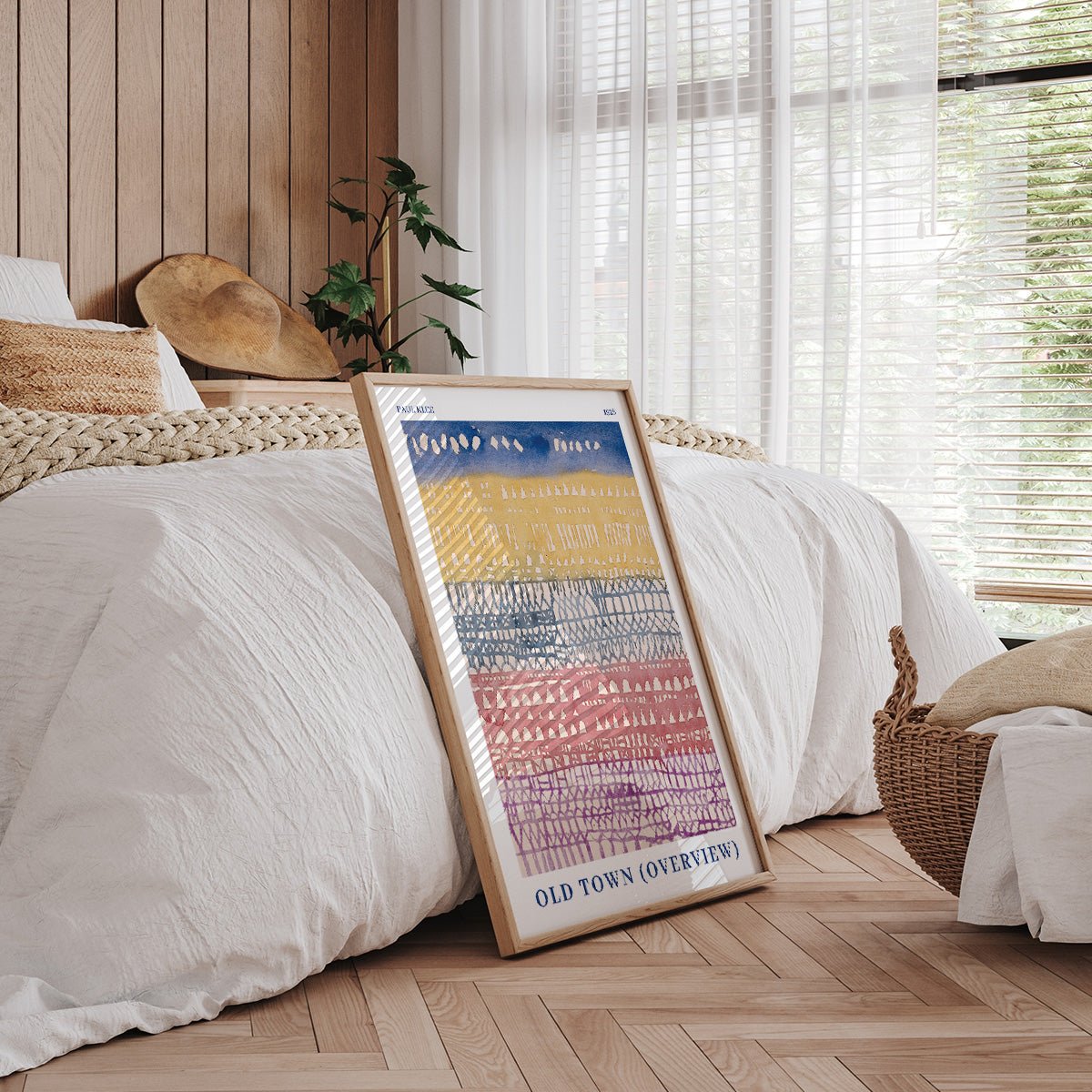 Farverig Paul Klee Old Town O verview plakat i egetræsramme på gulv i soveværelse